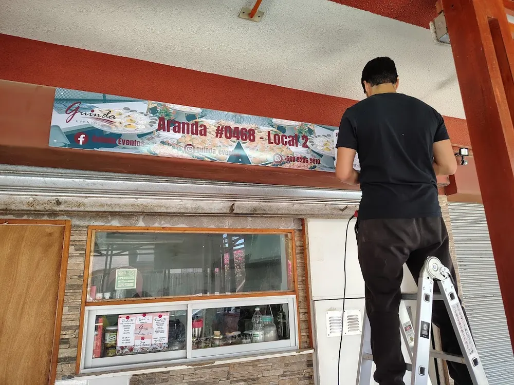 Gráfica de marca instalada dentro de un local comercial
