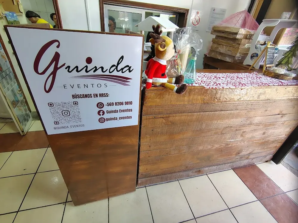 Mostrador de un negocio revestido con su identidad visual
